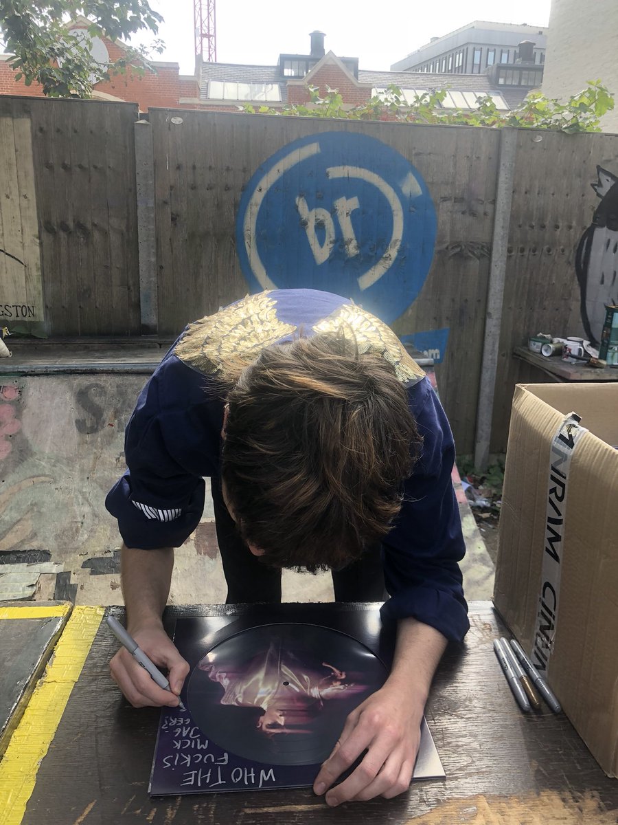 BanquetRecords's tweet photo. Declan McKenna is here signing albums to you. get in quick https://t.co/gPcvFzdsju https://t.co/Rj2lUxy4px