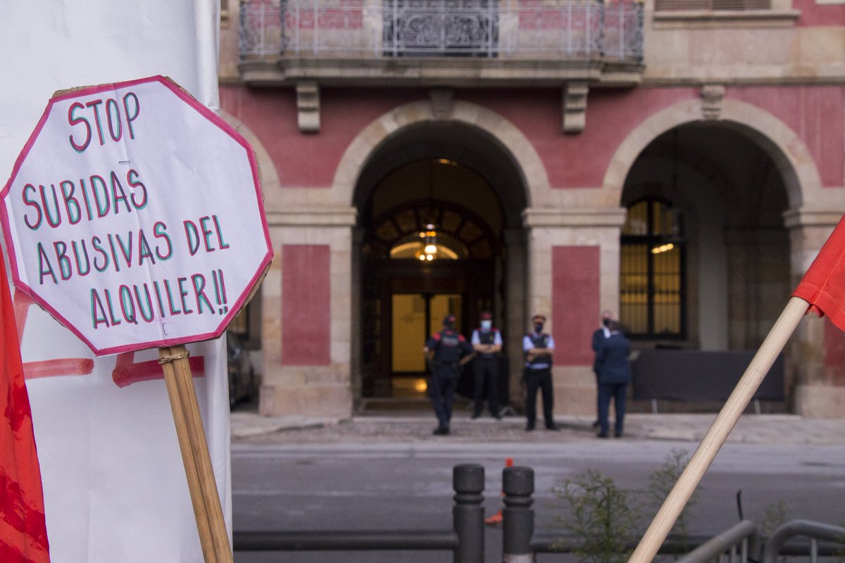 GuillemVivs's tweet photo. 1/2 Concentració del Sindicat de Llogaters davant del Parlament de Catalunya per seguir la votació de la llei de regulació del preu dels lloguers. https://t.co/i63n99BIDV