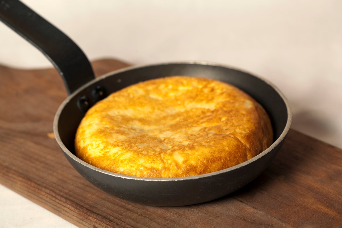 Canas_Y_Tapas's tweet photo. Disfruta en casa de los sabores más tradicionales, los más nuestros! Pide la tortilla de patatas o unos huevos rotos con paleta ibérica, ¡por 5,95€ solo en @Deliveroo_ES! Hasta el 20 de septiembre. https://t.co/8bWR1znljH