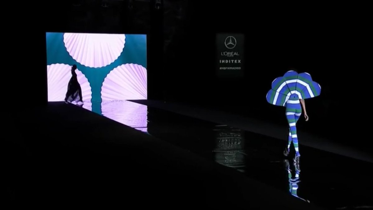 APasarelas's tweet photo. Veremos un mundo submarino, animal, con medusas, peces y sirenas, que jugando con elementos tan acuáticos como las perlas, las conchas o las redes nos arrastrarán tras ellas.

@MBFWMadrid @andres_sarda #ArteyPasarelas #madridESmoda https://t.co/kiNLLcXlTp