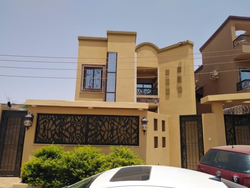 ola_mohe's tweet photo. .للبيييييع...  
💟عماره بكافوري مربع 5
💠المساحه الكليه :  350 متر
✅التصميم لأربع طوابق.
✡الجاهز الان..
البدروم +الطابق الأرضي + الطابق الأول  
🌋التفاصيل كالآتي :-
🎑الطابق الأرضي يتكون من :
 3 غرف وهول وصالون ومطبخ و 3 حمامات تشطيب سوبر ديلوكس.
للمزيد من استسفارات و صور dm🙇🏻‍♀️ https://t.co/yeHnKSPJ5p