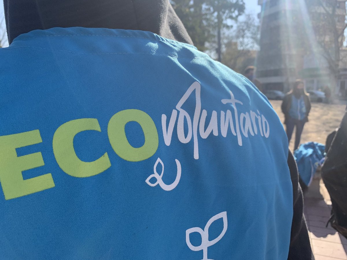 CordobaOyS's tweet photo. 🔹#AltoAlberdi
Concientizamos con la @JuventudMuniCba , el #CPCColon , el concejal @VazquezMarcosok y con @LogUrbanaSA a las vecinas y vecinos de la zona para separar los residuos #Secos
#Ecoaliados
#JuntosTenemosFuturo
@MuniCba https://t.co/cB9ri4J1P1