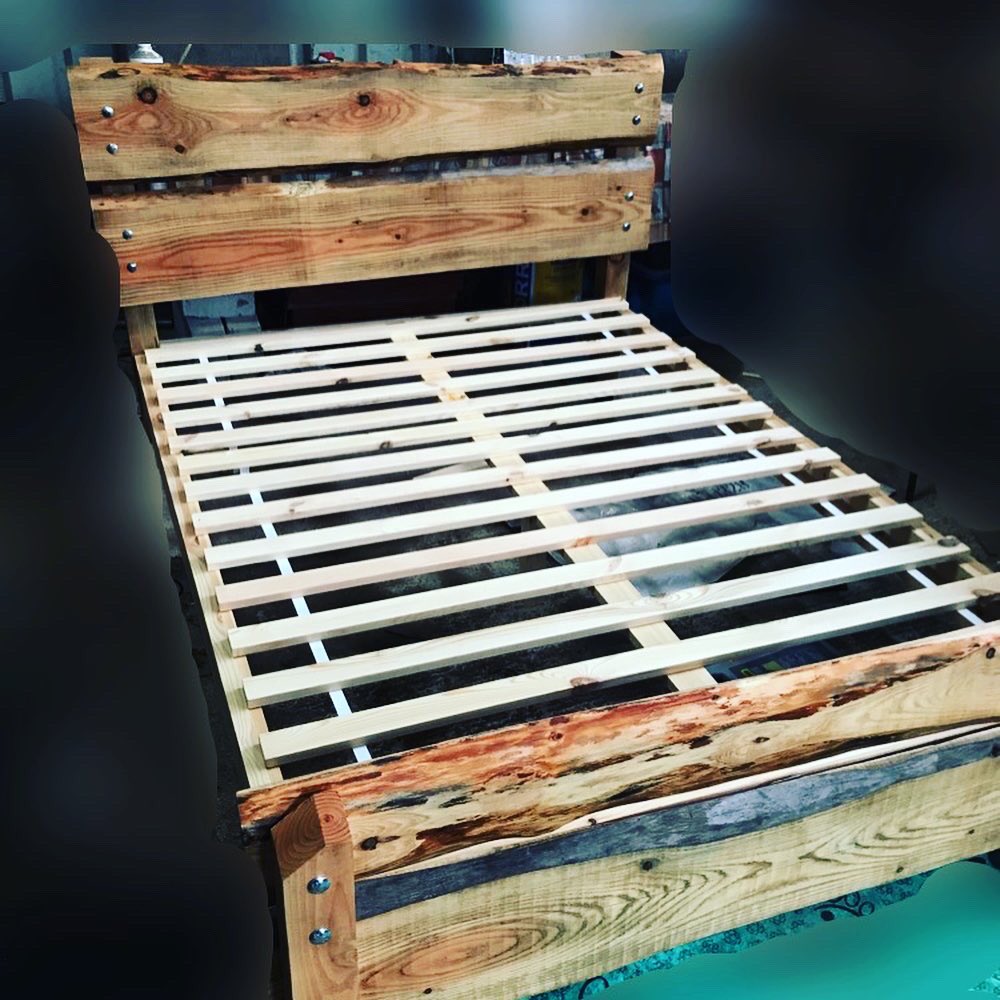 red4custommade1's tweet photo. Rustic handmade double bed for sale , west Dorset ,£395 message for details . #handmade #woodwork #rustic #custom #dorsetmade #bed https://t.co/sn0ZROm6dO