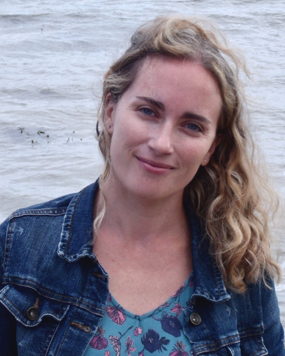 EmmaRosenBooks's tweet photo. Just got my husband to take an author headshot (because the one I was using was a weird crop I did from a professional photo of me and my kids). I like it - what do you think? 
#headshot #authorheadshot #authorsofinstagram #photography #profilepic https://t.co/c36cmkmUE1
