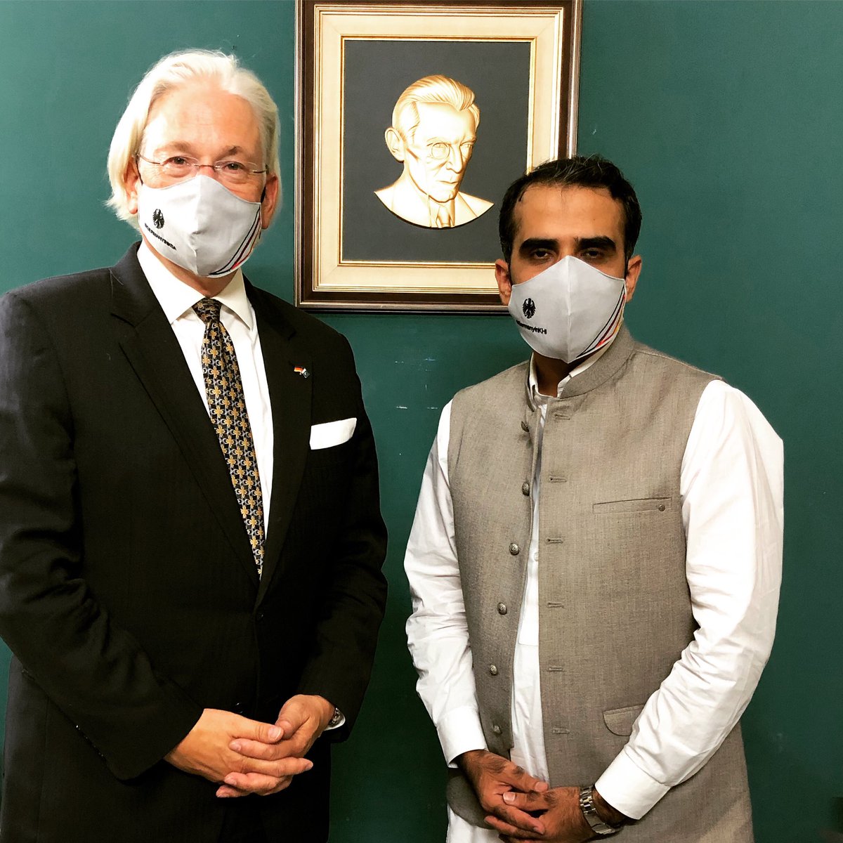 GermanyinKHI's tweet photo. New #GCGKHI welcomed by Dpty Chief of Protocol in MoFA's Karachi Camp Office. Here both proudly wear the CoVID-19 protective facemask in German colors.
#staysafe #return_carefully
@GermanyinPAK
@ForeignOfficePk https://t.co/TH9HkWKKRi