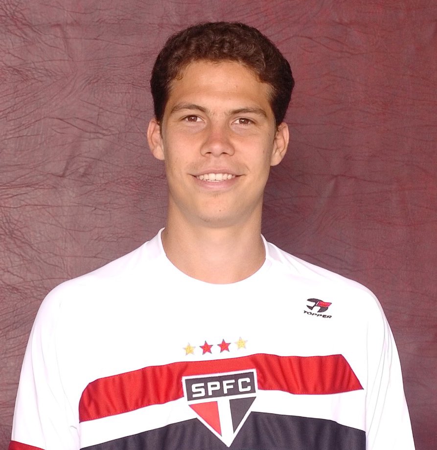 SaoPauloFC's tweet photo. 🇾🇪 Várias versões de @hernanes!
Chegou aos 15 anos de idade no clube, foi revelado pelo Tricolor, ganhou títulos, virou Profeta e será sempre nosso ídolo.
#Profeta300 https://t.co/OngXLUcX8X