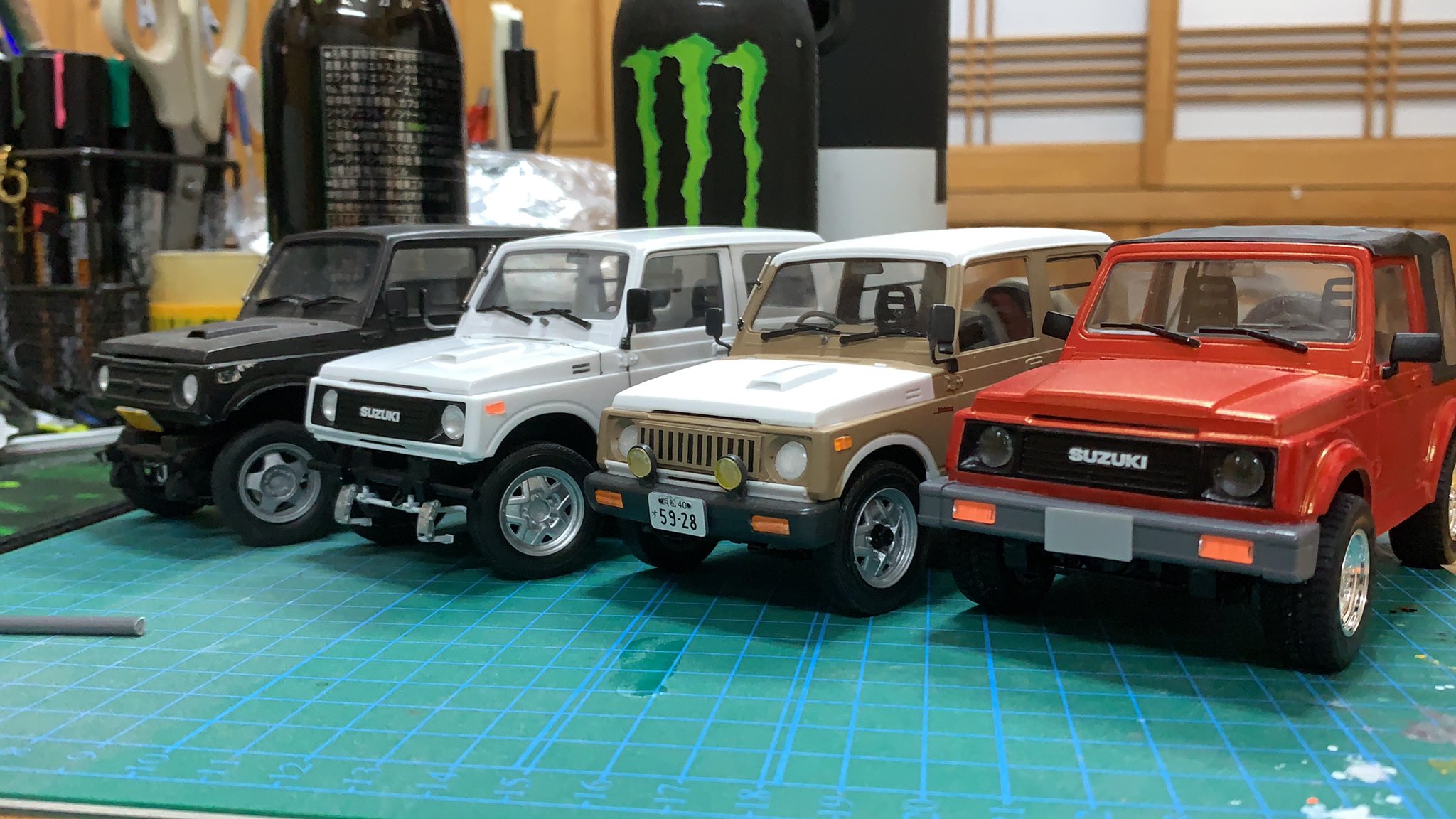 Kei ボディリフト比 左から Myジムニー 北北西に雲と往け ジムニー 制作中 空の青さを知る人よ あか姉ジムニー グリルとルーフキャリア放置中 ローライダージムニー Samurai