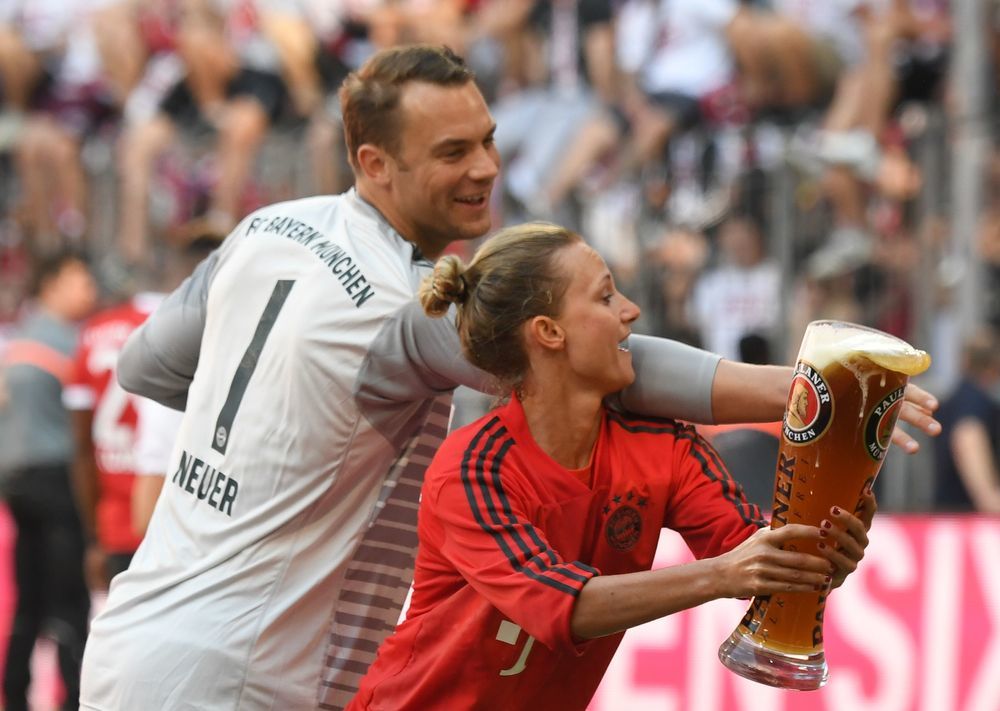 Kathleen Krüger and Manuel Neuer celebrating the Bundesliga title in 2018.