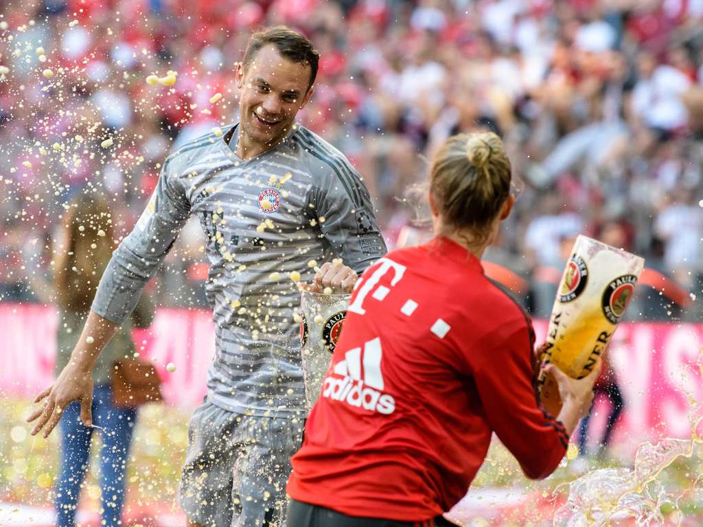 Kathleen Krüger and Manuel Neuer celebrating the Bundesliga title in 2018.