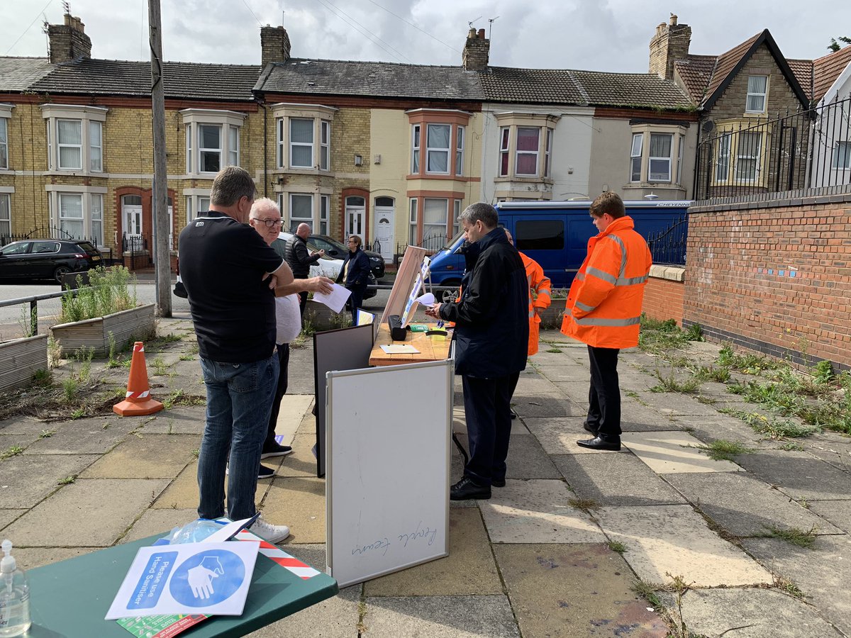 LRecycles's tweet photo. Local residents have their say in Kensington for the next phase of the Alleyways Repair Programme! Thank You for your feedback. #alleyways #communalbins #engagement https://t.co/TcxbH4spmD