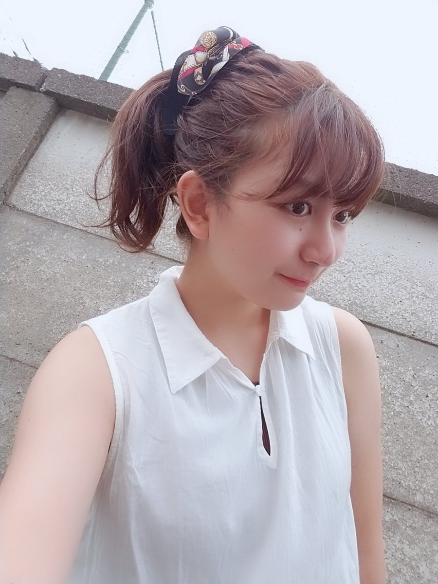 RenaMoriki's tweet photo. この前お家の電球
(照明カバー?)に
がっつりスズメバチ1匹
入っててびっくりだった😱
こんな事ってあるんだなぁ…🤔
今日は新しく買った髪飾りで
ポニーテール💖
#スズメバチ #ハチ
#電球 #照明 #照明カバー
#Lightcover #ポニーテール https://t.co/pm7jYWLKIE