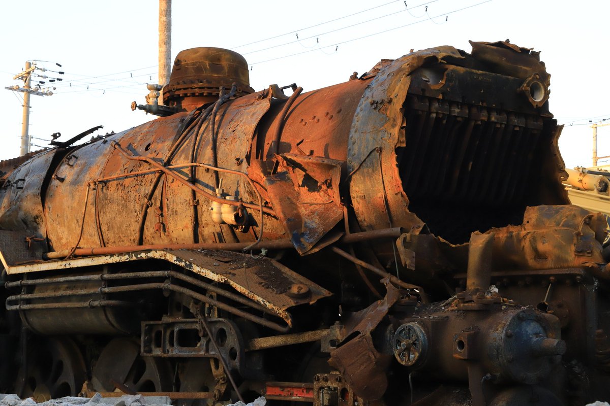 昭和14年に製造された蒸気機関車 D51 737号機。この老兵も先日 時の