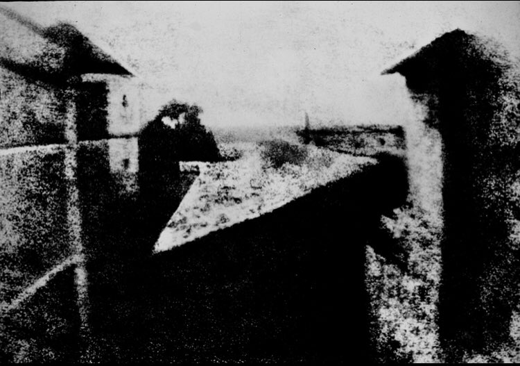 La toute première photographie de l’histoire. Nommé « Point de vue du Gras » il s’agit de la prise de vue depuis la fenêtre de Nicéphore Niépce à Chalon-sur-Saône en Bourgogne . La photo a nécessité une pose de 8h ! (1826)