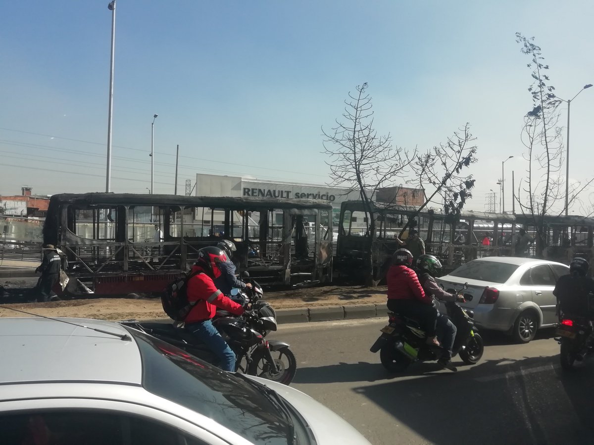 aleckrozo's tweet photo. Buenos días, se reportan 9 vehículos de @TransMilenio totalmente destruidos en la autopista sur. A esta hora estaciones de ese sector permanecen cerradas hasta que sea posible quitar escombros #Soacha #Bosa #Leon13 https://t.co/WKPv7cQ4Dv