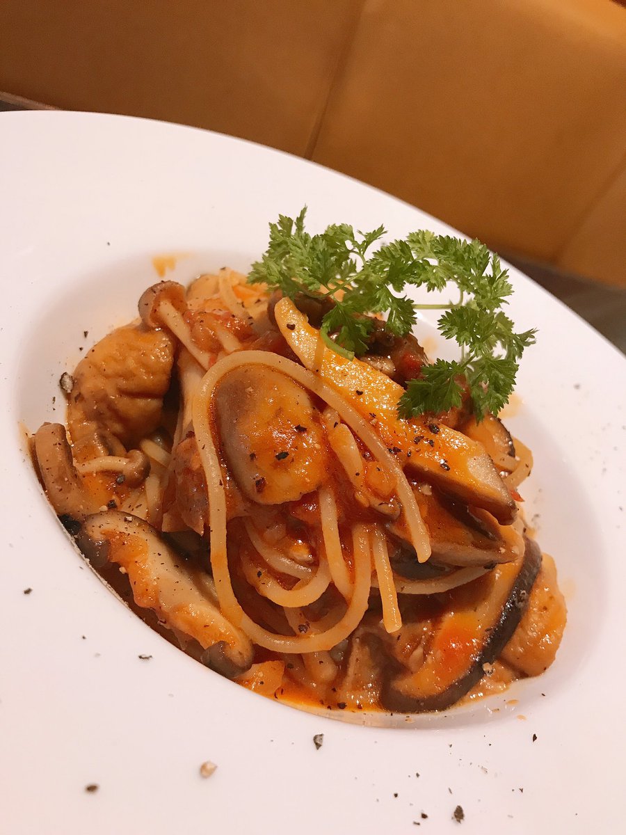 Diningbar17's tweet photo. 〈きのこ料理2品〉
・ポルチーニの香りトマトソース
・4種きのこと秋鮭のクリームグラタン
乾燥ポルチーニなので戻し汁をソースに加えて香りと旨味を引き出しています。グラタンは熱々。チーズもとろけてこれから寒くなる時期にぴったり🧀
明日はおつまみ3品ご紹介します😊 https://t.co/IcOQorjStu