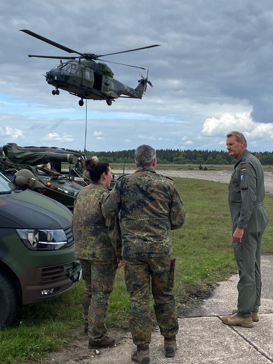 Inspekteur_Heer's tweet photo. Zurück bei den Heidefliegern. Besuch bei #TrspHbschrRgt 10 in #Fassberg. Sehr gute Fortschritte bei #NH90 und Bodenmobilität Rad. Alles auf Grün für den nächsten Einsatz.
#WIRSINDDASHEER https://t.co/M3xwYfMblX