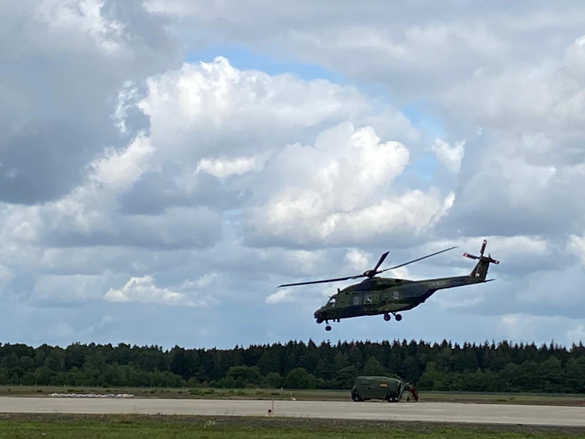 Inspekteur_Heer's tweet photo. Zurück bei den Heidefliegern. Besuch bei #TrspHbschrRgt 10 in #Fassberg. Sehr gute Fortschritte bei #NH90 und Bodenmobilität Rad. Alles auf Grün für den nächsten Einsatz.
#WIRSINDDASHEER https://t.co/M3xwYfMblX