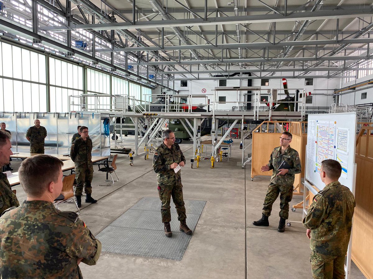 Inspekteur_Heer's tweet photo. Zurück bei den Heidefliegern. Besuch bei #TrspHbschrRgt 10 in #Fassberg. Sehr gute Fortschritte bei #NH90 und Bodenmobilität Rad. Alles auf Grün für den nächsten Einsatz.
#WIRSINDDASHEER https://t.co/M3xwYfMblX