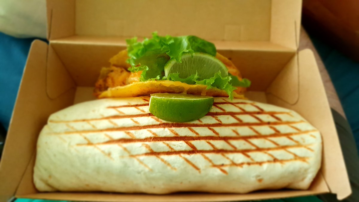 SorgLP's tweet photo. Sooo Heute mal Taco und Burrito :) Und Chilli con Carne Nachos hab ich auch noch *.* Bin mal gespannt. Kannte den Laden in Jena noch gar nicht #PacosTacos #food https://t.co/n4YJxXWlCc