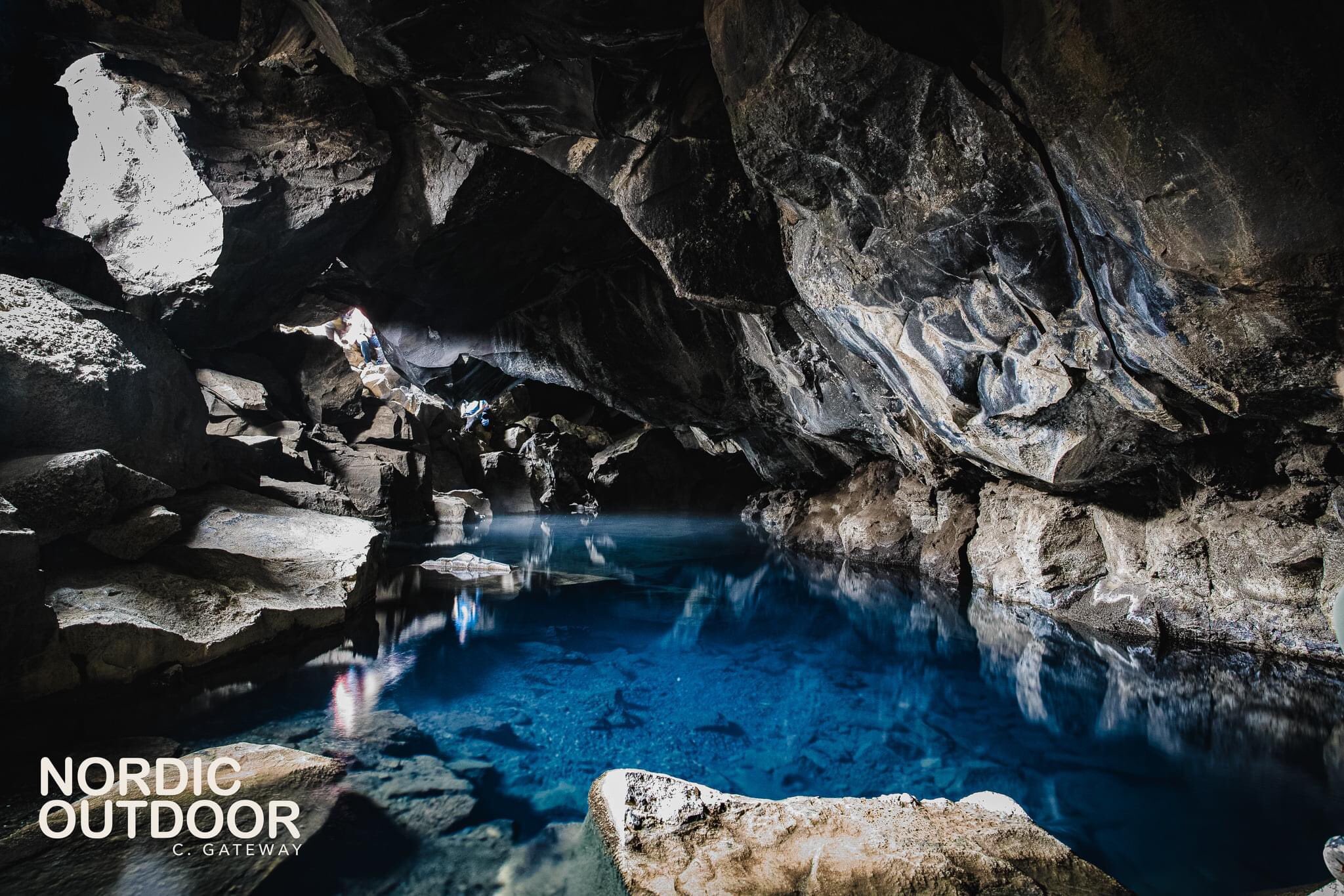 北欧アウトドアc Gateway Japan アイスランドは多くの天然温泉があります 入浴中の写真は撮れないので入浴できない温泉の写真を ミーヴァトン湖の東側にあるグリョウタギャオ洞窟 名前の通りギャオ 裂け目 に湧いている温泉 湯の温度は我々日本人には