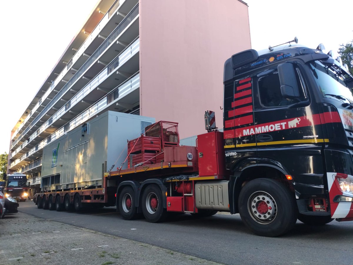 wonenlimburg's tweet photo. Vandaag zijn de warmtepomp-units geplaatst aan de Veltumse Kleffen in Venray. Met deze zeer innovatieve hoogtemperatuur warmtepomp kunnen 48 woningen in één keer van het gas af. Aan het einde van de dag was alles aangesloten en kon de gaskraan definitief dichtgedraaid worden. https://t.co/yoSG40jn1C