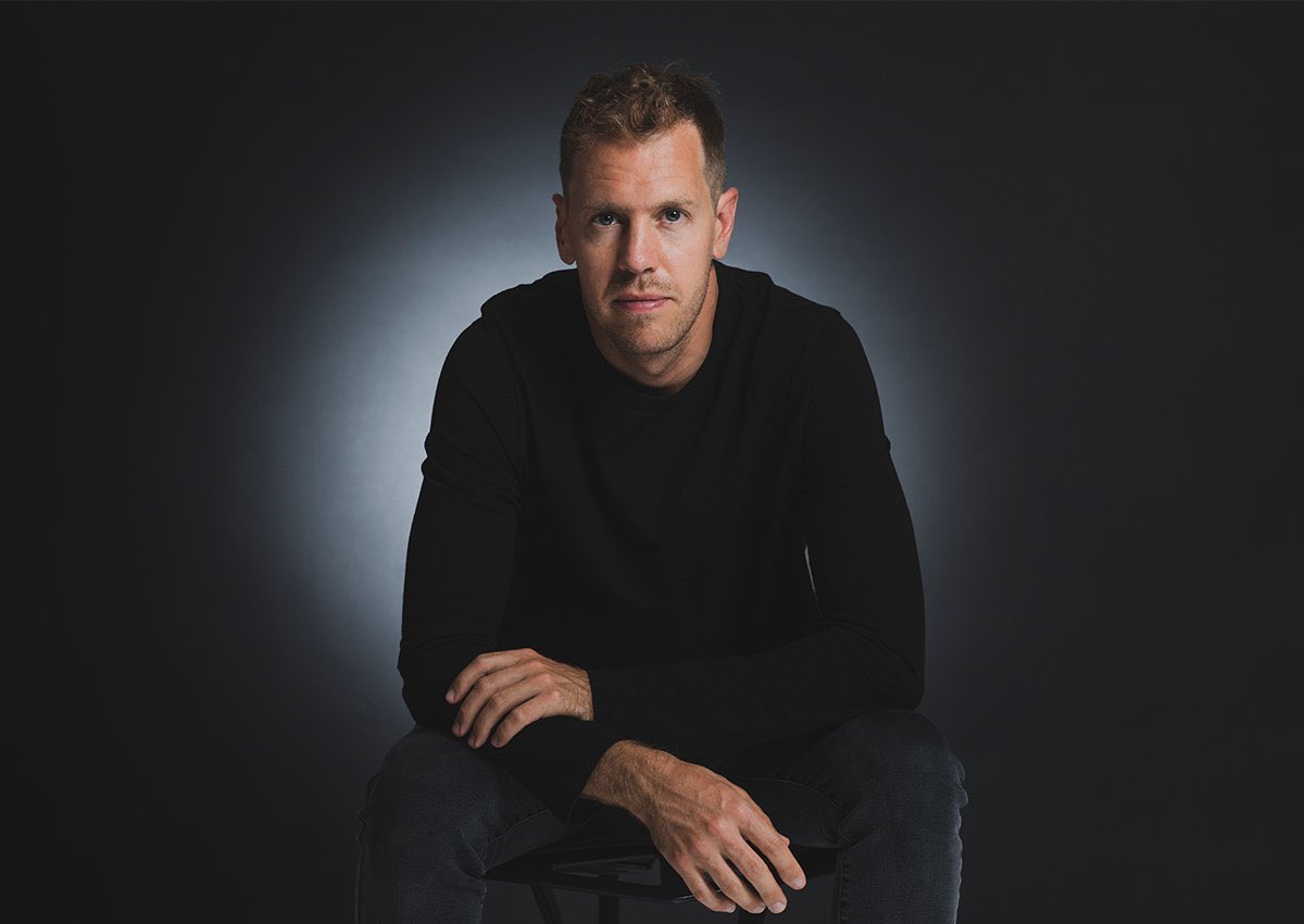 Marjolijn's tweet image. Someone got his yearbook photos done today. 👌

#SebastianVettel #F1 #promking
