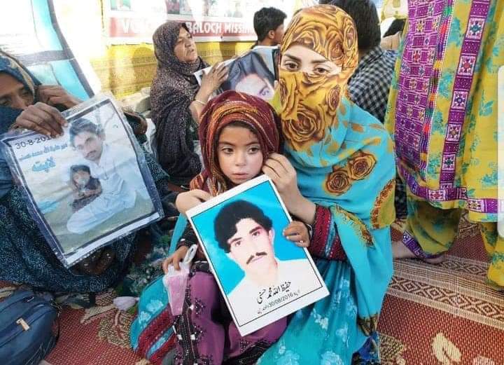 WajaFateh's tweet photo. سنا تھا انسان خاک سے بنا ہے اسلئے آج مقدس کو اسکے چار سال سے لاپتہ بابا آج خاک کے صورت میں واپس مل گئے۔  😭😭 https://t.co/p57WVTlh3v