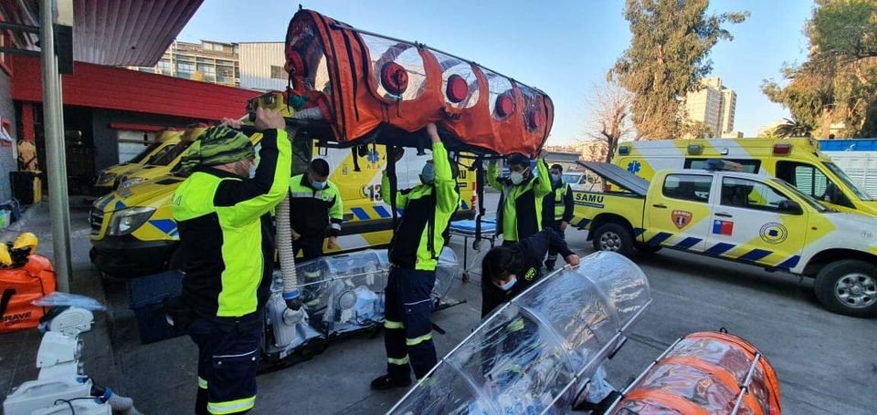 #SAMU131  Nuestros equipos reanudan los traslados aéreomédicos por Covid. En el avión Hércules de la <a href="/FACh_Chile/">Fuerza Aérea de Chile</a>  viajan a Punta Arenas, para traer tres pacientes hacia la capital. 

<a href="/serv_saludmc/">Servicio de Salud Metropolitano Central</a> <a href="/ministeriosalud/">Ministerio de Salud</a> @arturozunigaj <a href="/DrEnriqueParis/">Dr. Enrique Paris M.</a>