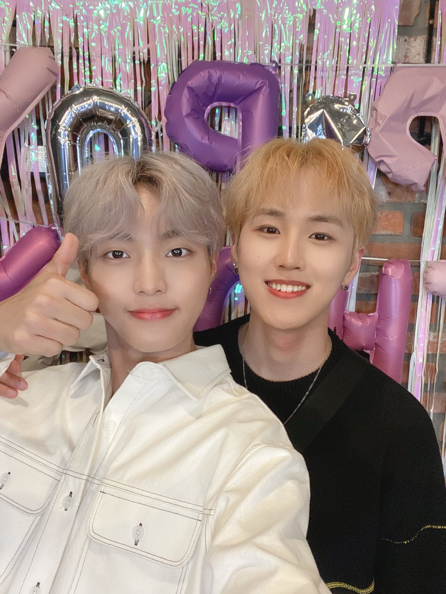7OC_official's tweet photo. [#앤디] 

행복했던 영훈이의 생일날🥳
다들 축하해주셔서 감사드리구 다들 좋은밤 되세용😘✌🏻

#세븐어클락 #앤디 #영훈이솔탄생축하해 https://t.co/V1Dueiwey5