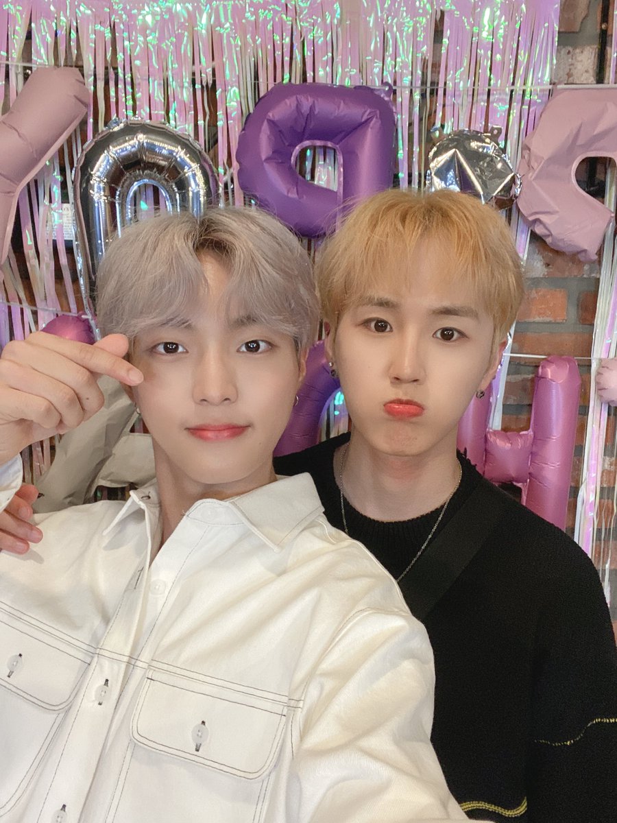 7OC_official's tweet photo. [#앤디] 

행복했던 영훈이의 생일날🥳
다들 축하해주셔서 감사드리구 다들 좋은밤 되세용😘✌🏻

#세븐어클락 #앤디 #영훈이솔탄생축하해 https://t.co/V1Dueiwey5