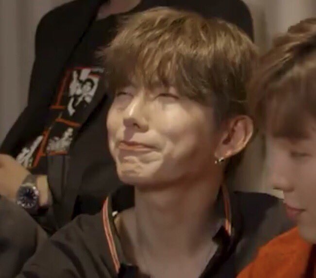 kihyun and his walnut chin ; a very cute thread !!