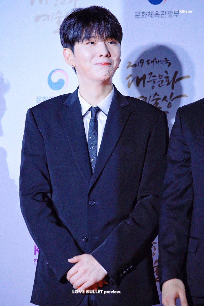 kihyun and his walnut chin ; a very cute thread !!