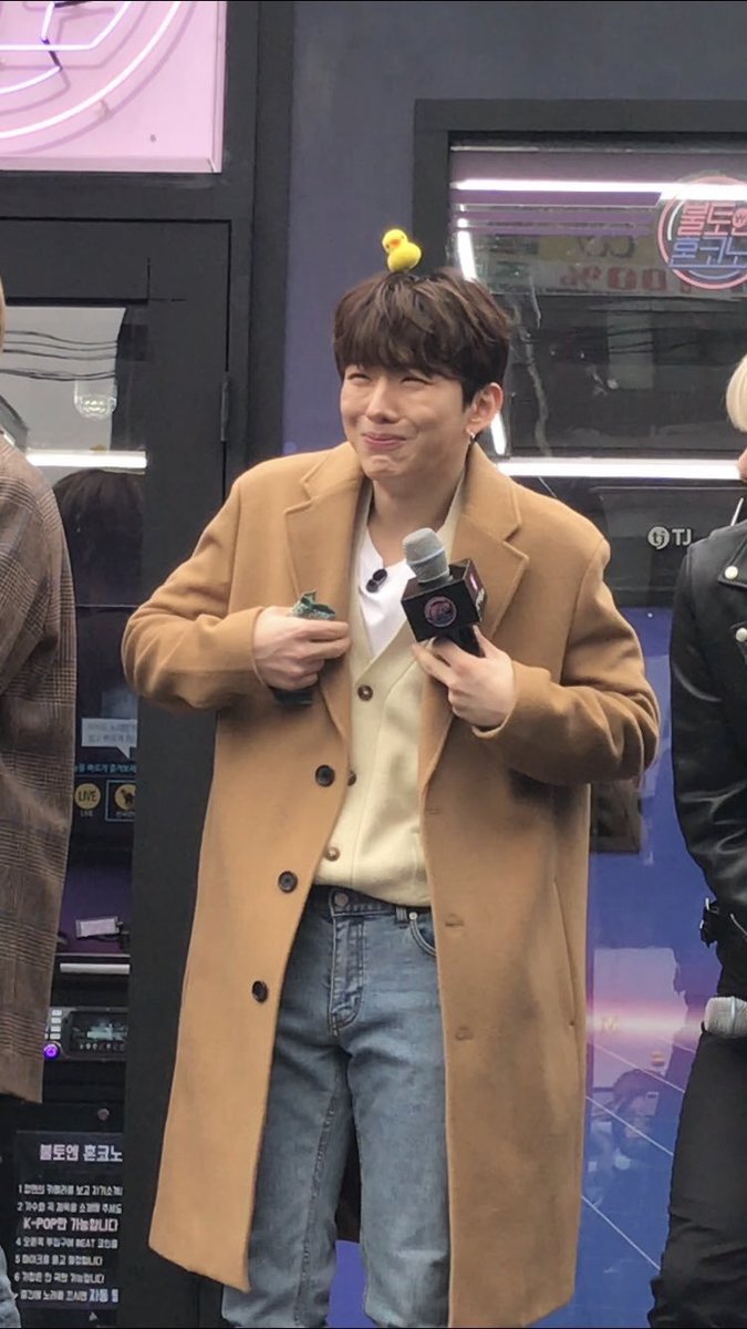 kihyun and his walnut chin ; a very cute thread !!