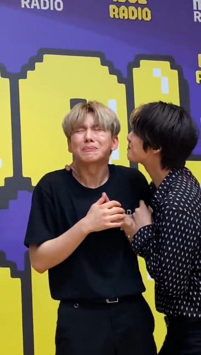 kihyun and his walnut chin ; a very cute thread !!