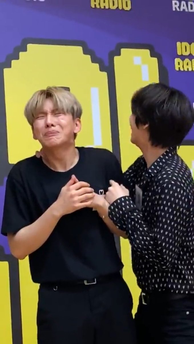 kihyun and his walnut chin ; a very cute thread !!