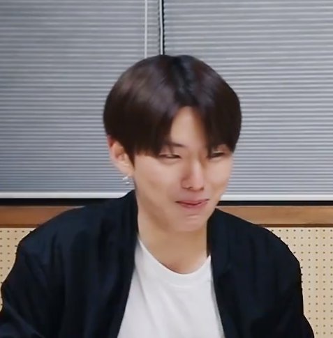 kihyun and his walnut chin ; a very cute thread !!