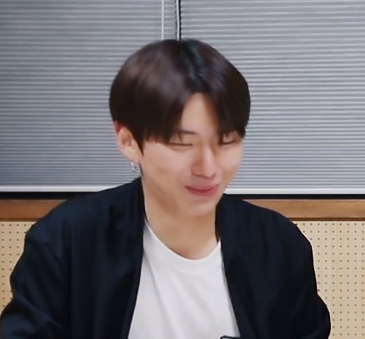 kihyun and his walnut chin ; a very cute thread !!