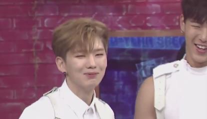 kihyun and his walnut chin ; a very cute thread !!