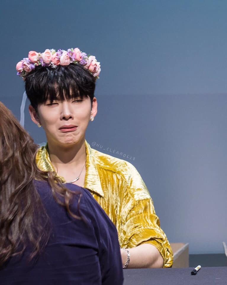 kihyun and his walnut chin ; a very cute thread !!