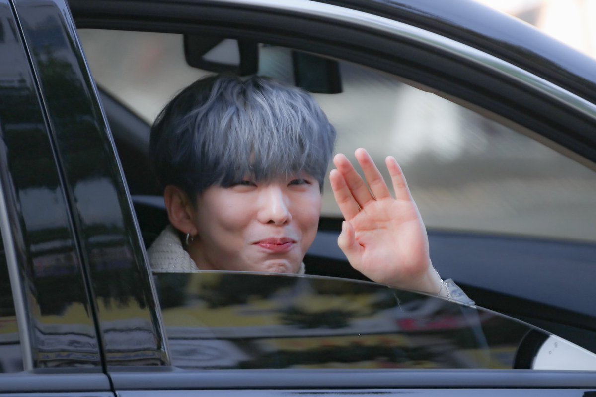 kihyun and his walnut chin ; a very cute thread !!
