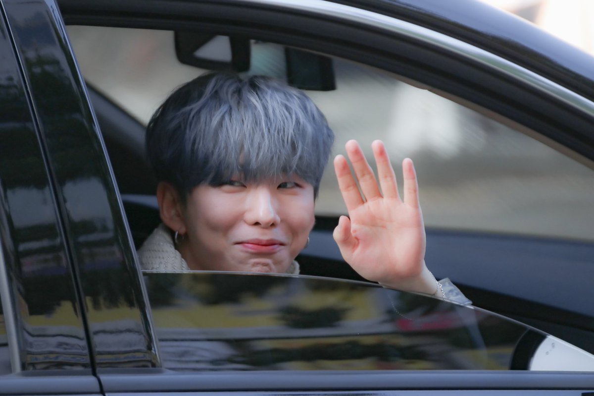 kihyun and his walnut chin ; a very cute thread !!