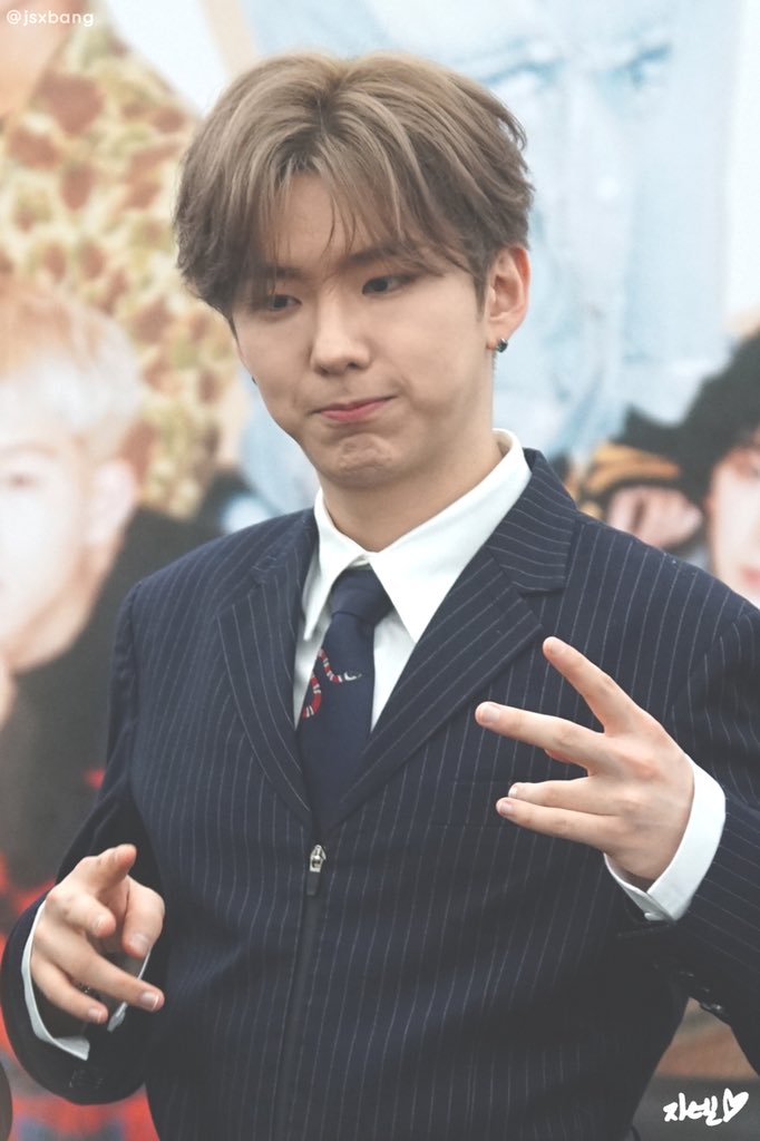 kihyun and his walnut chin ; a very cute thread !!