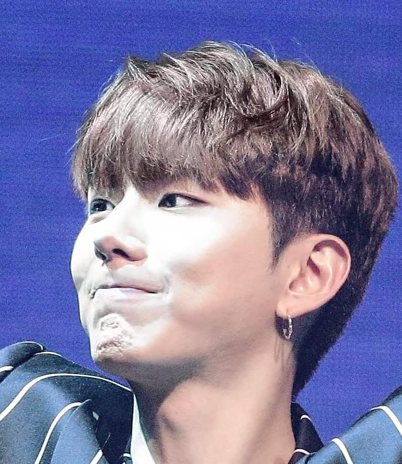 kihyun and his walnut chin ; a very cute thread !!