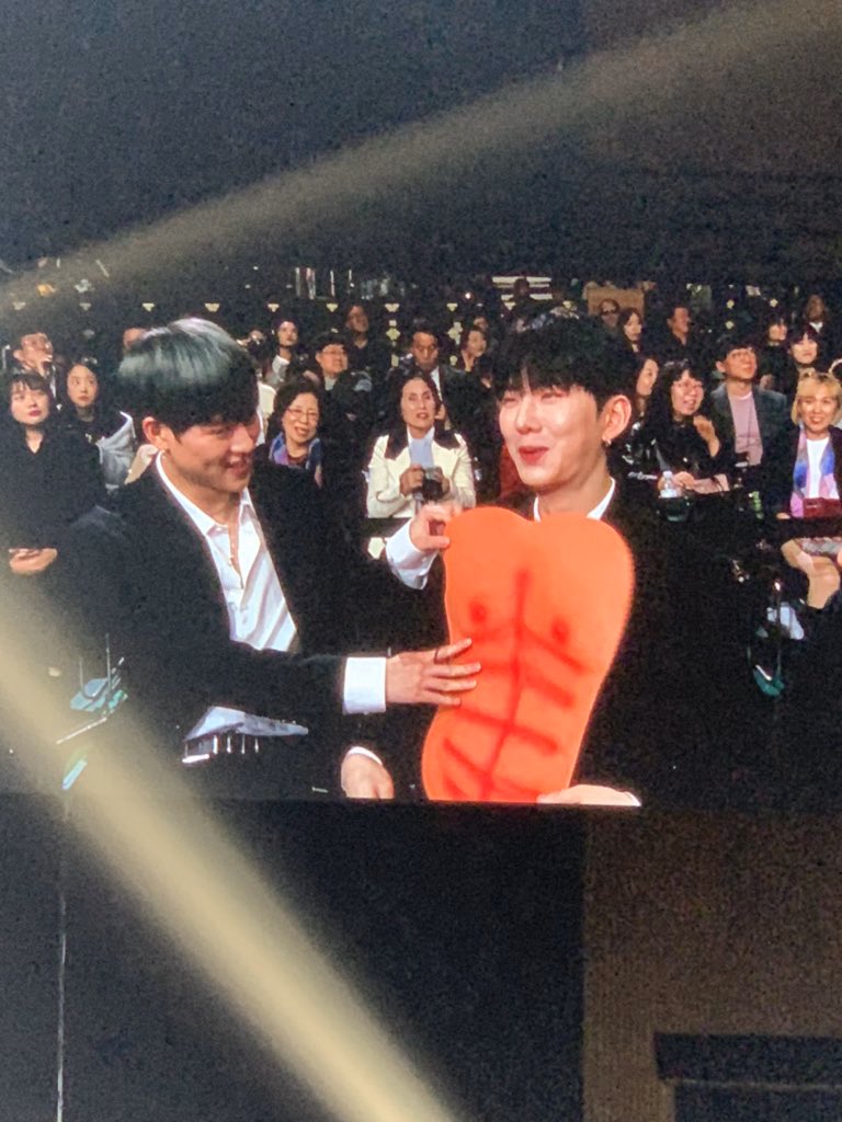 kihyun and his walnut chin ; a very cute thread !!