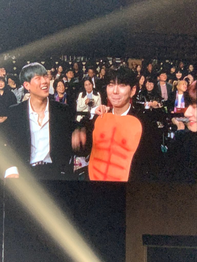 kihyun and his walnut chin ; a very cute thread !!