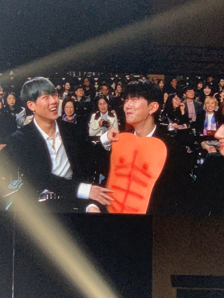 kihyun and his walnut chin ; a very cute thread !!