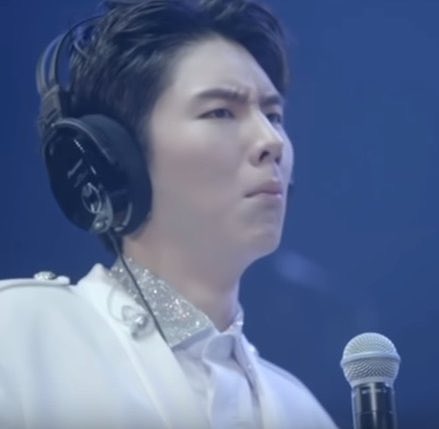 kihyun and his walnut chin ; a very cute thread !!