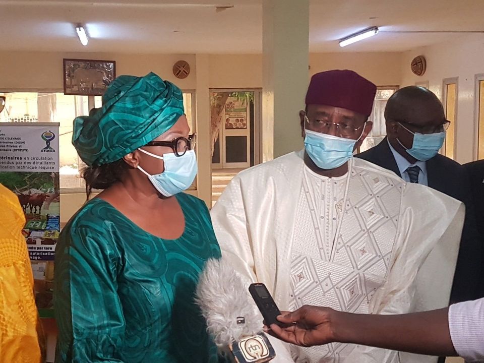 MagelNiger's tweet photo. Sur instruction du Chef de l'Etat, le Premier ministre par intérim ELHADJ ALBADE ABOUBA a convoqué une réunion avec les partenaires techniques et financiers au sujet de la catastrophe causée par les inondations au Niger....lire l'article sur https://t.co/ErPg6JSZAF https://t.co/hJ3RzOafR1