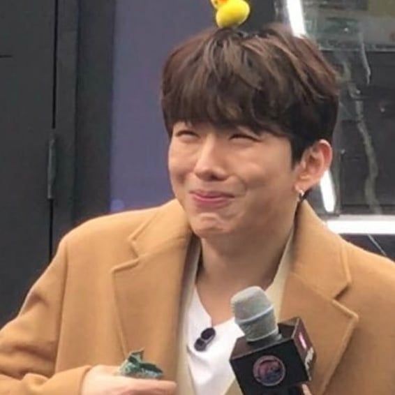 kihyun and his walnut chin ; a very cute thread !!