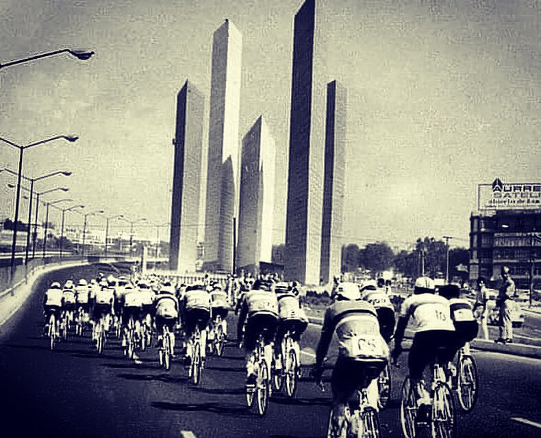 Una fotografía de los Juegos Olímpicos de 1968 donde se aprecia una carrera ciclista en el anillo periférico a la altura de Ciudad Satélite. El edificio del lado derecho aún existe.
#TorresDeSatélite #CiudadSatélite #Satélite #Naucalpan #México